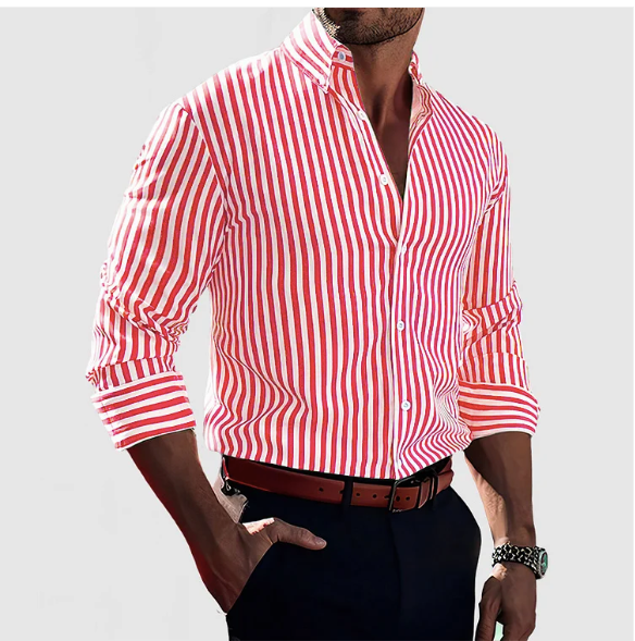 Herrenhemd mit roten und weißen Streifen, langärmlig, eleganter Look, kombiniert mit braunem Gürtel und schwarzer Hose, modisches Outfit.