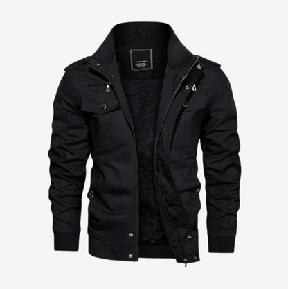 Schwarze Herrenjacke mit Reißverschluss, Stehkragen und Taschen. Modische, warme Übergangsjacke für Herbst und Winter. Ideal für Outdoor-Aktivitäten.