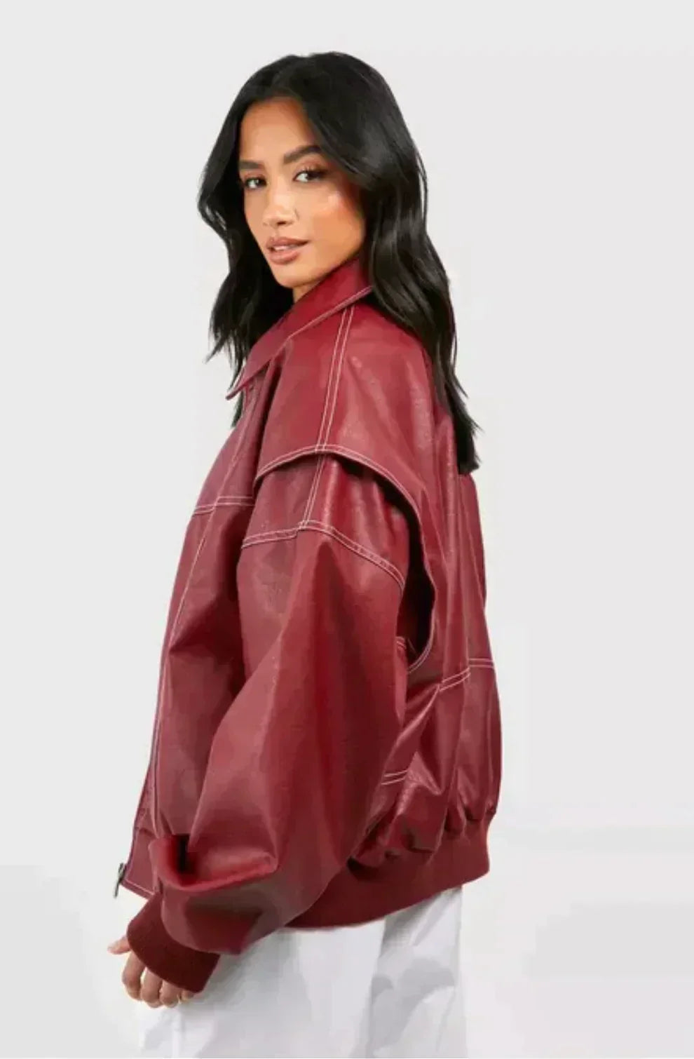 Rote Lederjacke für Damen in einer stilvollen Frontansicht