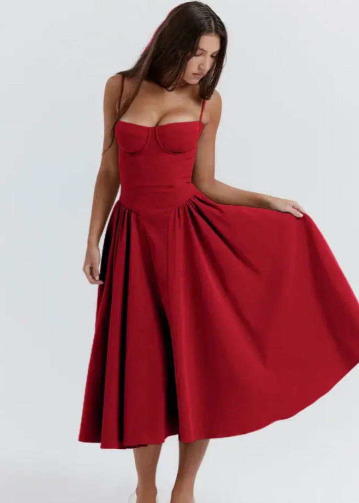 Frau in elegantem, rotem Abendkleid mit Spaghettiträgern, knielang, posiert vor weißem Hintergrund. Mode, Damenbekleidung, Abendmode.
