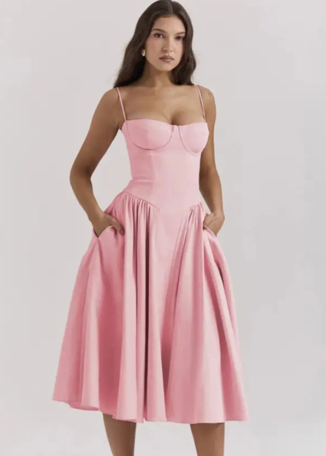 Frau in rosa Cocktailkleid mit Spaghettiträgern und ausgestelltem Rock, elegante Abendmode, stilvolles Design, Modefotografie.