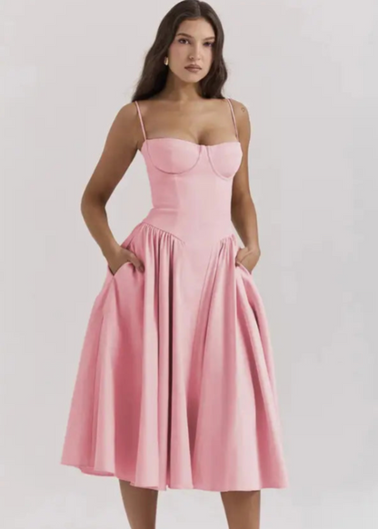 Frau in rosa Cocktailkleid mit Spaghettiträgern und ausgestelltem Rock, elegante Abendmode, stilvolles Design, Modefotografie.