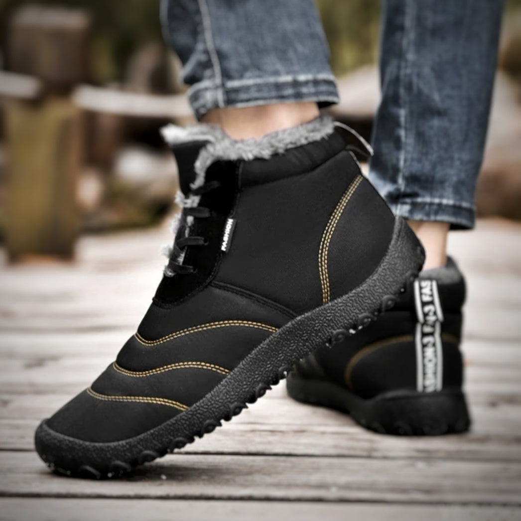 Schwarze Winterstiefel mit Fellfutter, rutschfeste Sohle, getragen von Person in Jeans auf Holzweg. Outdoor-Schuhe, warm, wasserdicht.