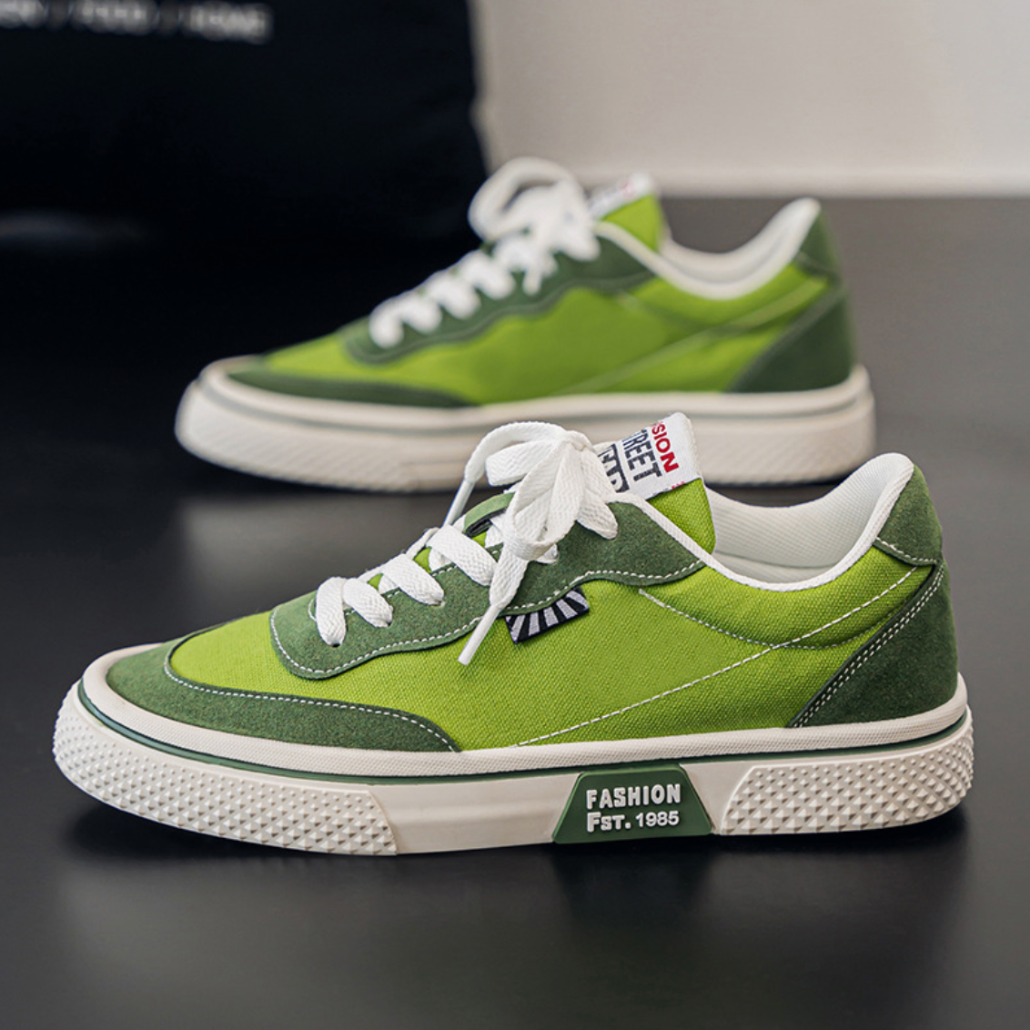 Men's lace-up skater sneakers with flat sole and low collar