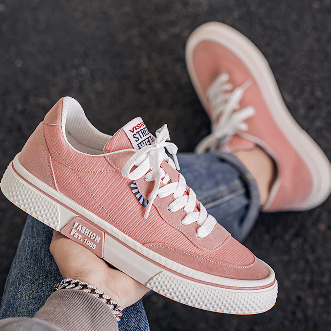 Men's lace-up skater sneakers with flat sole and low collar