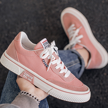Men's lace-up skater sneakers with flat sole and low collar