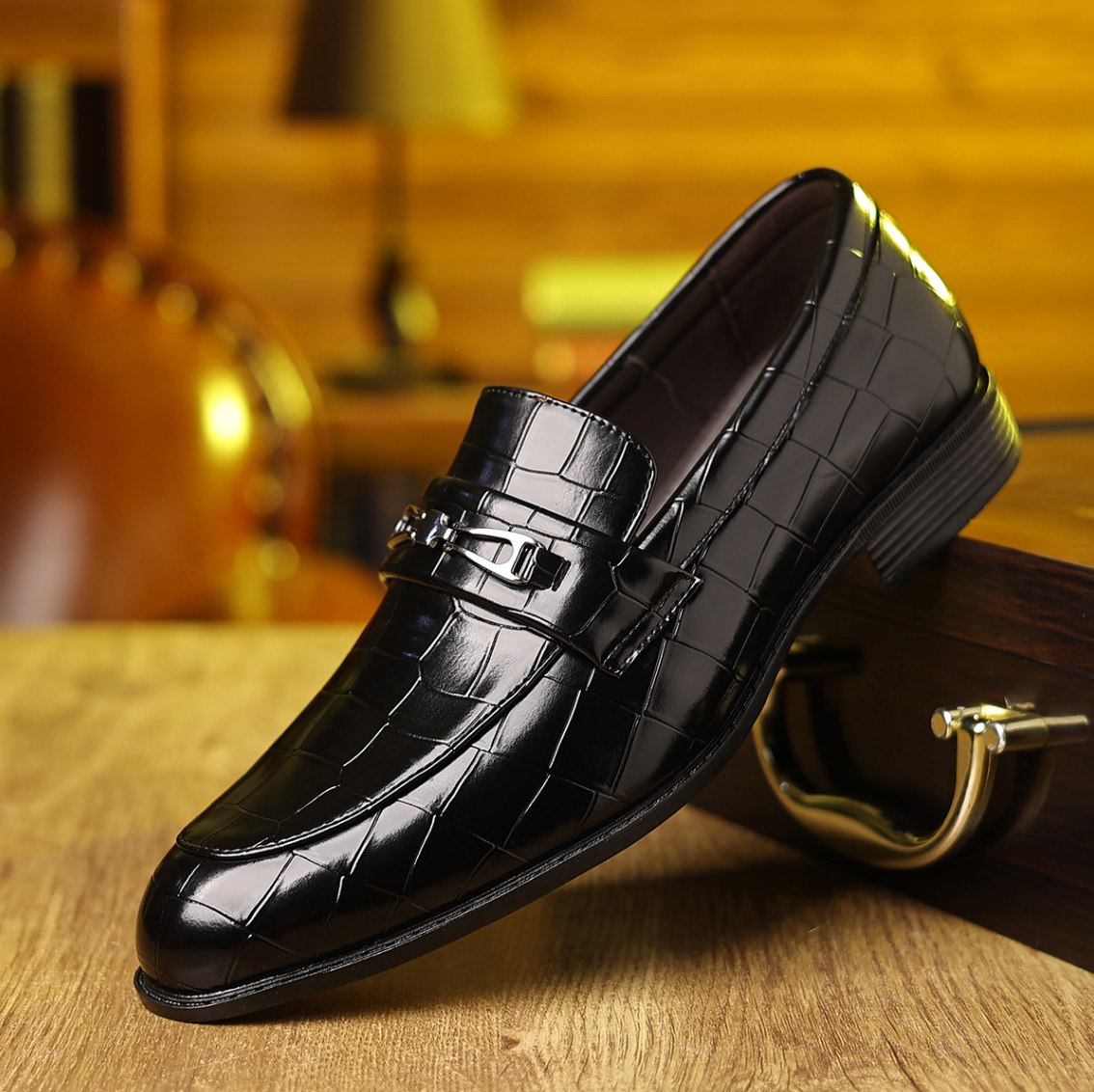 Herren Slipper Schuhe mit Spitz zulaufender Kappe und geprägtem Muster