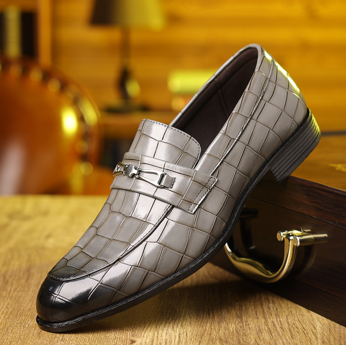 Herren Slipper Schuhe mit Spitz zulaufender Kappe und geprägtem Muster