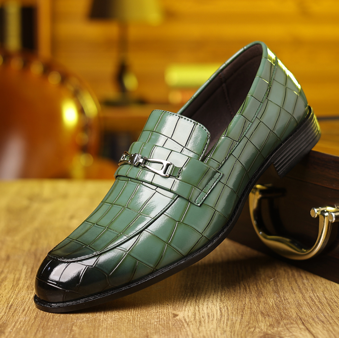 Herren Slipper Schuhe mit Spitz zulaufender Kappe und geprägtem Muster