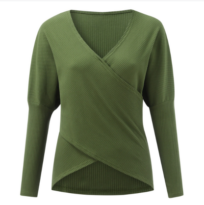 Grüner Damenpullover mit V-Ausschnitt und Wickeldesign, gerippter Stoff, langärmlig. Modischer Strickpullover für Herbst und Winter.