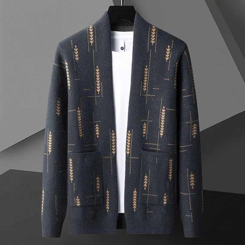 Dunkelgrauer Cardigan mit goldenen Blattmustern, offener Front und weißen T-Shirt-Einsatz. Elegante Herrenmode, ideal für Herbst und Winter.