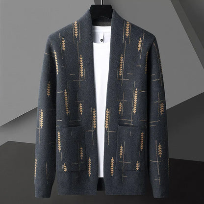 Dunkelgrauer Cardigan mit goldenen Blattmustern, offener Front und weißen T-Shirt-Einsatz. Elegante Herrenmode, ideal für Herbst und Winter.