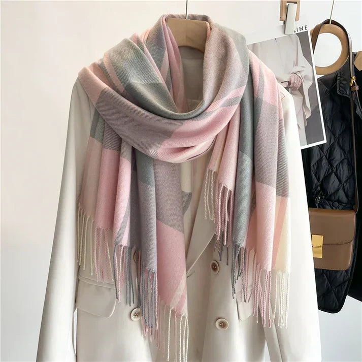 Klassischer Damen Schal als vielseitiges Modeaccessoire
