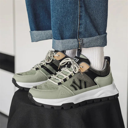 Men's sneakers with padded insole and durable outsole