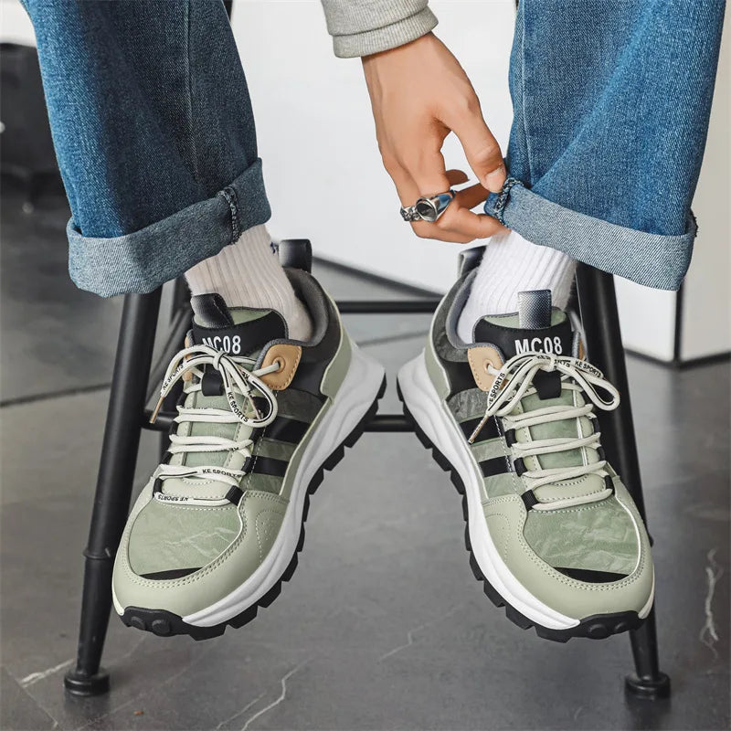 Men's sneakers with padded insole and durable outsole