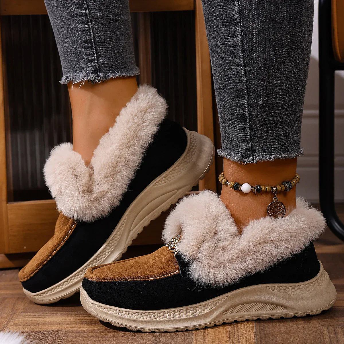 Damen Loafer Veganes Wildleder Orthopädische Plateausohle Kunstfellkragen mit Kettendetail