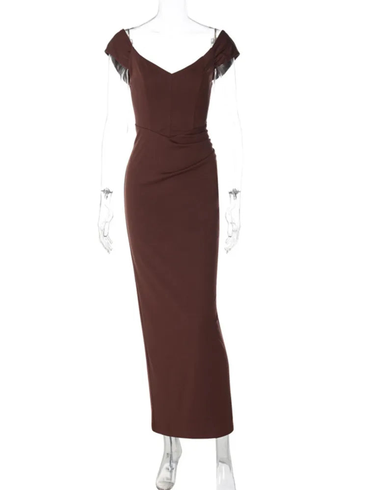 Detailansicht des eleganten Schnitts am Maxikleid