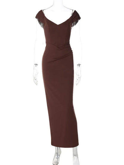 Detailansicht des eleganten Schnitts am Maxikleid