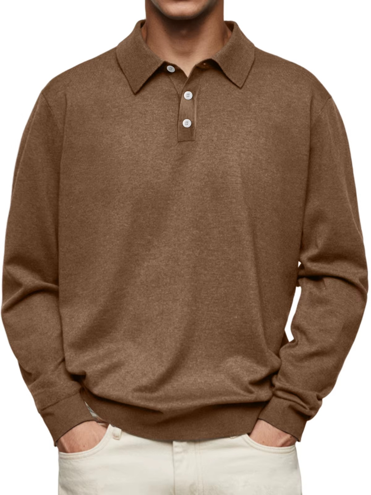 Brauner Herrenpullover mit Kragen und Knopfleiste, kombiniert mit weißen Hosen. Eleganter, klassischer Look für Herbstmode.