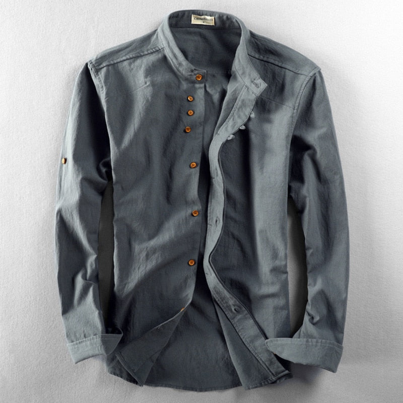 Graues Herrenhemd mit Stehkragen und Holzknöpfen, lässiger Stil, langärmlig, aus Baumwolle. Perfekt für Freizeitmode und stilvolle Outfits.