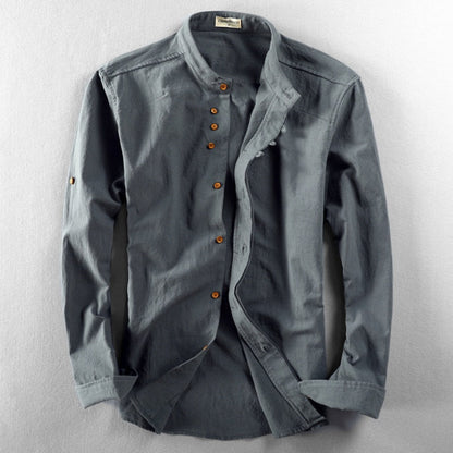 Graues Herrenhemd mit Stehkragen und Holzknöpfen, lässiger Stil, langärmlig, aus Baumwolle. Perfekt für Freizeitmode und stilvolle Outfits.