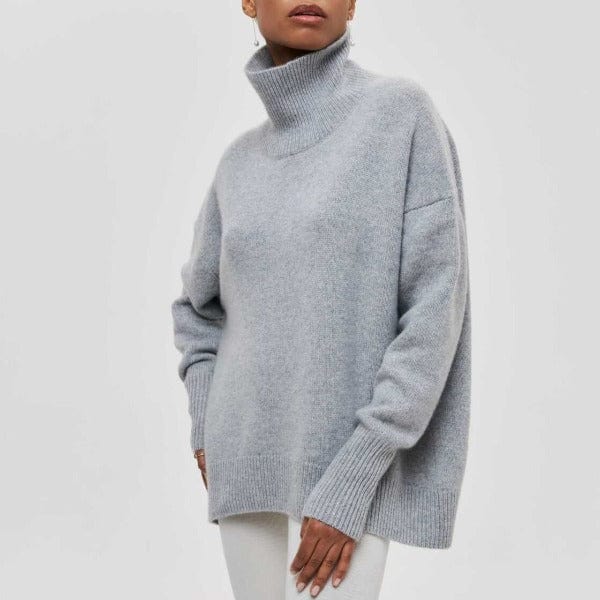 Frau trägt grauen Rollkragenpullover, gemütlich und modisch, aus weichem Strickmaterial. Perfekt für Herbst- und Wintermode.