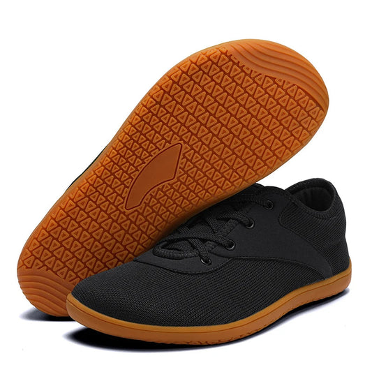 Schwarze Barfußschuhe mit brauner Sohle, minimalistisches Design, atmungsaktives Material, ideal für natürliche Fußbewegung und Komfort.