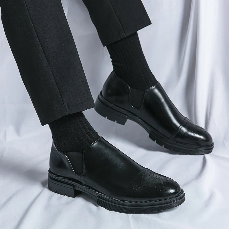 Herren-Slipper mit elastischen Seiteneinsätzen und gepolsterter Innensohle
