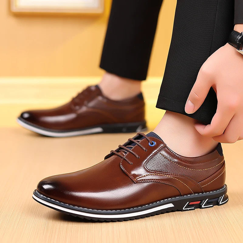 Braune Herrenschuhe aus Leder mit Schnürung, elegantes Design, schwarze Sohle, getragen mit schwarzer Hose, ideal für Business und Freizeit.