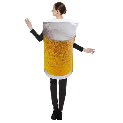Frau im Bierglas-Kostüm, lächelnd, mit Schaumkrone und goldener Farbe. Perfekt für Karneval, Halloween oder Mottopartys.