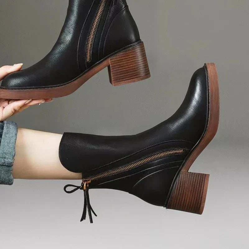 Schwarze Damenstiefeletten mit Blockabsatz und Reißverschluss, elegantes Design, ideal für Herbstmode. Hochwertige Lederoptik, trendige Schuhe.