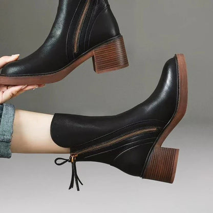 Schwarze Damenstiefeletten mit Blockabsatz und Reißverschluss, elegantes Design, ideal für Herbstmode. Hochwertige Lederoptik, trendige Schuhe.