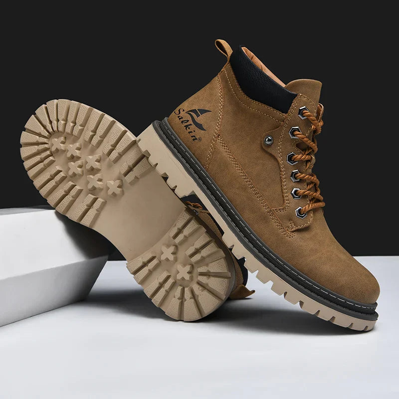 Braune Herren-Wanderschuhe mit rutschfester Sohle, robustem Design und Schnürung, ideal für Outdoor-Aktivitäten und Trekking.