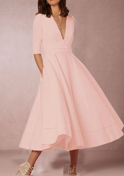 Elegantes rosa Kleid mit V-Ausschnitt und halblangen Ärmeln, knielang, aus fließendem Stoff. Perfekt für Abendveranstaltungen oder Hochzeiten.