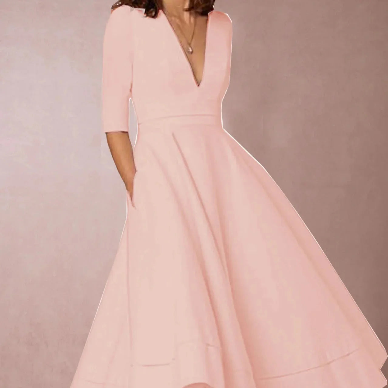 Elegantes rosa Kleid mit V-Ausschnitt und halblangen Ärmeln, ausgestellt geschnitten, ideal für Abendveranstaltungen oder Hochzeiten.