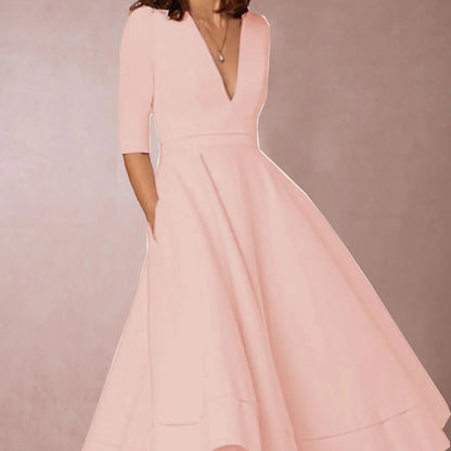 Elegantes rosa Kleid mit V-Ausschnitt und halblangen Ärmeln, ausgestellt geschnitten, ideal für Abendveranstaltungen oder Hochzeiten.