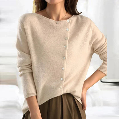 Damenpullover in Beige mit asymmetrischer Knopfleiste, elegantes Design, weicher Stoff, ideal für Herbstmode, stilvoll und modern.
