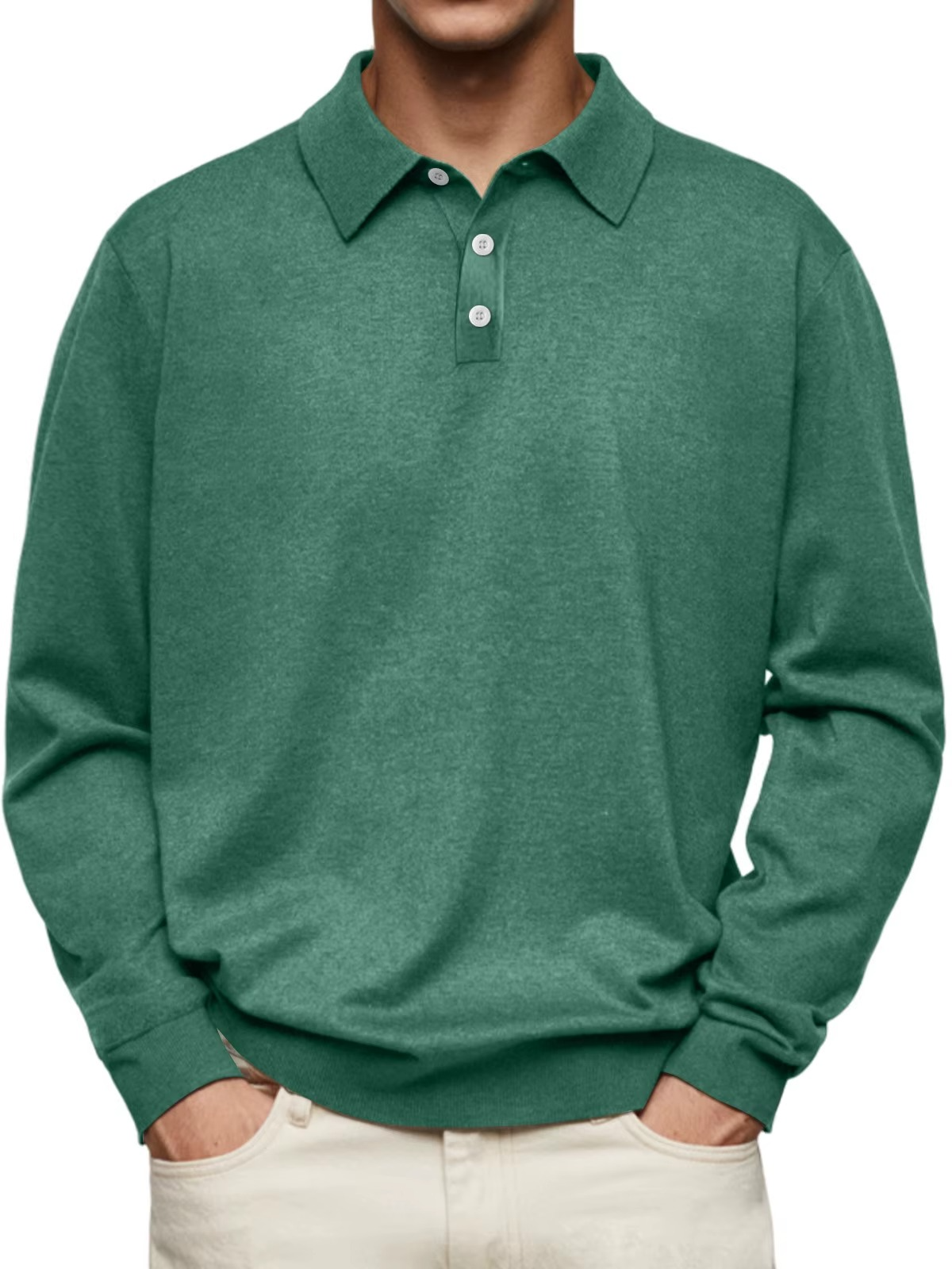 Mann in grünem Poloshirt mit langen Ärmeln und Knopfleiste, lässiger Stil, modische Herrenbekleidung, ideal für Freizeit und Alltag.