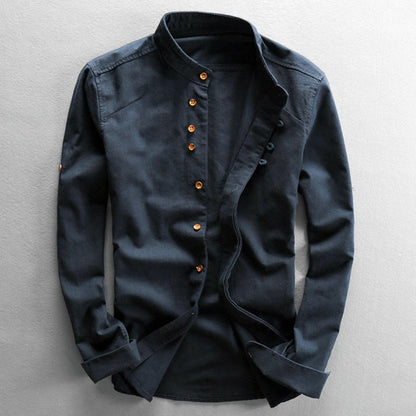 Dunkelblaues Herrenhemd mit Stehkragen und Holzknöpfen, elegantes Design, langärmlig, ideal für Business und Freizeit.