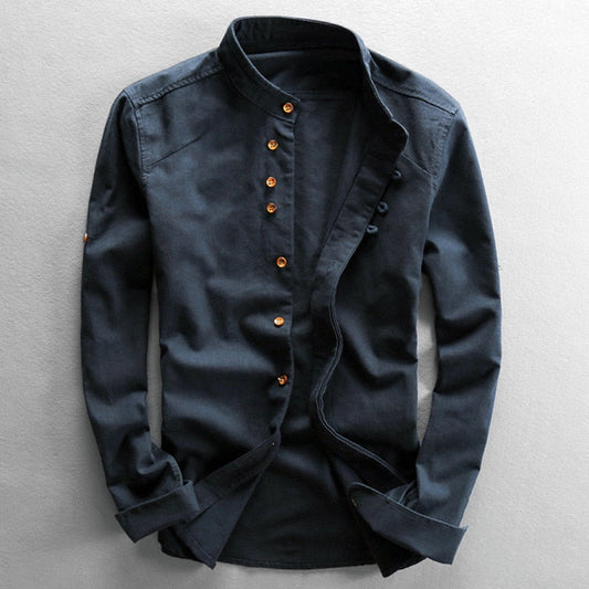 Dunkelblaues Herrenhemd mit Stehkragen und Holzknöpfen, elegantes Design, langärmlig, ideal für Business und Freizeit.