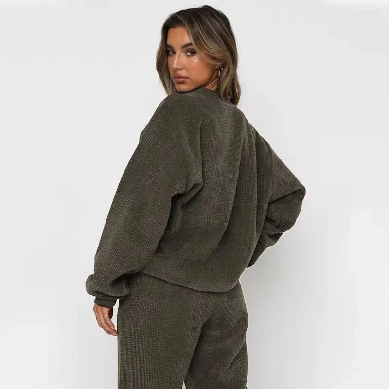 Women's Corduroy Sweatset with Loose-Fitting Sweatshirt and Jogging Pants with Cuffs