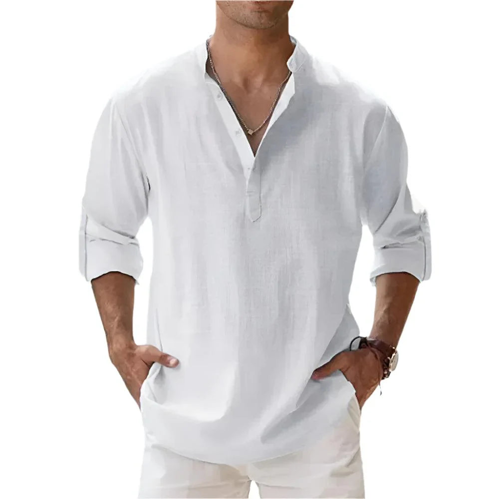 Weiße Herren-Leinenhemd mit Stehkragen, lässig und langärmelig, ideal für Sommermode. Perfekt für stilvolle Freizeit- und Strandoutfits.