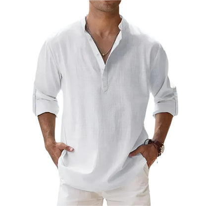 Weiße Herren-Leinenhemd mit Stehkragen, lässig und langärmelig, ideal für Sommermode. Perfekt für stilvolle Freizeit- und Strandoutfits.