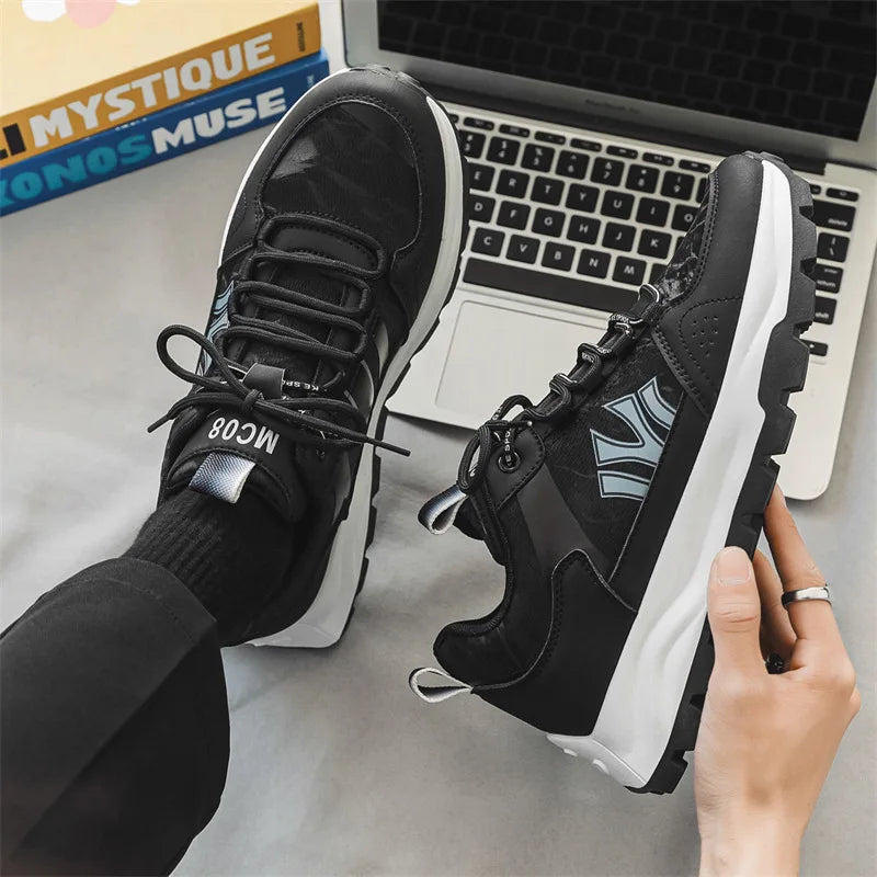 Men's sneakers with padded insole and durable outsole