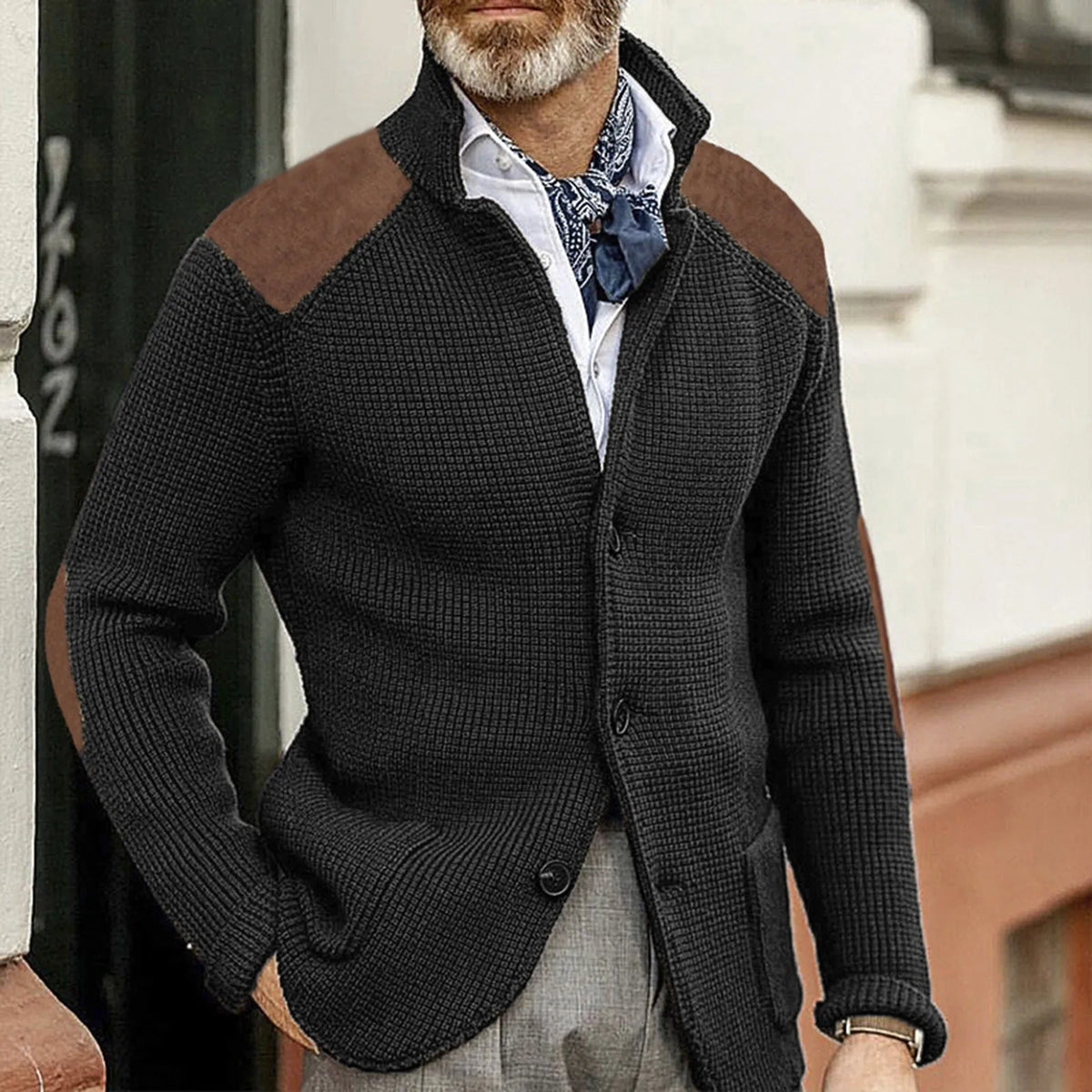 Vorderansicht der klassischen Herren-Strickjacke