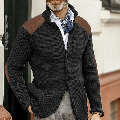 Vorderansicht der klassischen Herren-Strickjacke