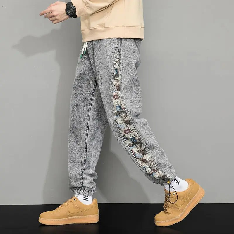 Herren Denim Jogger Hose mit Bären Print – Lockerer Schnitt