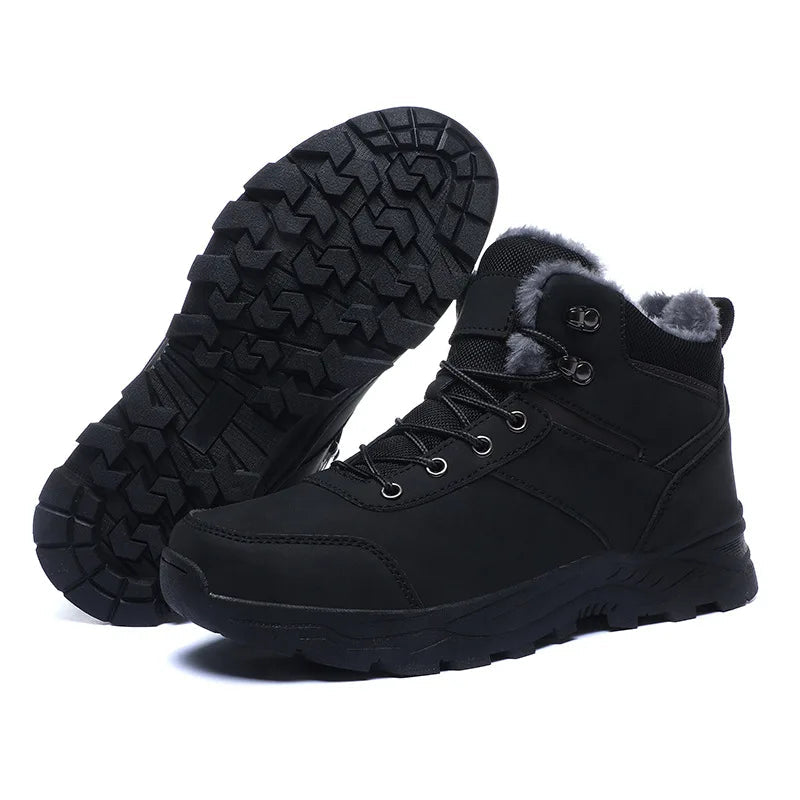 Schwarze Winterstiefel mit Fellfutter, rutschfeste Profilsohle, robustes Design, ideal für Outdoor-Aktivitäten und kalte Wetterbedingungen.