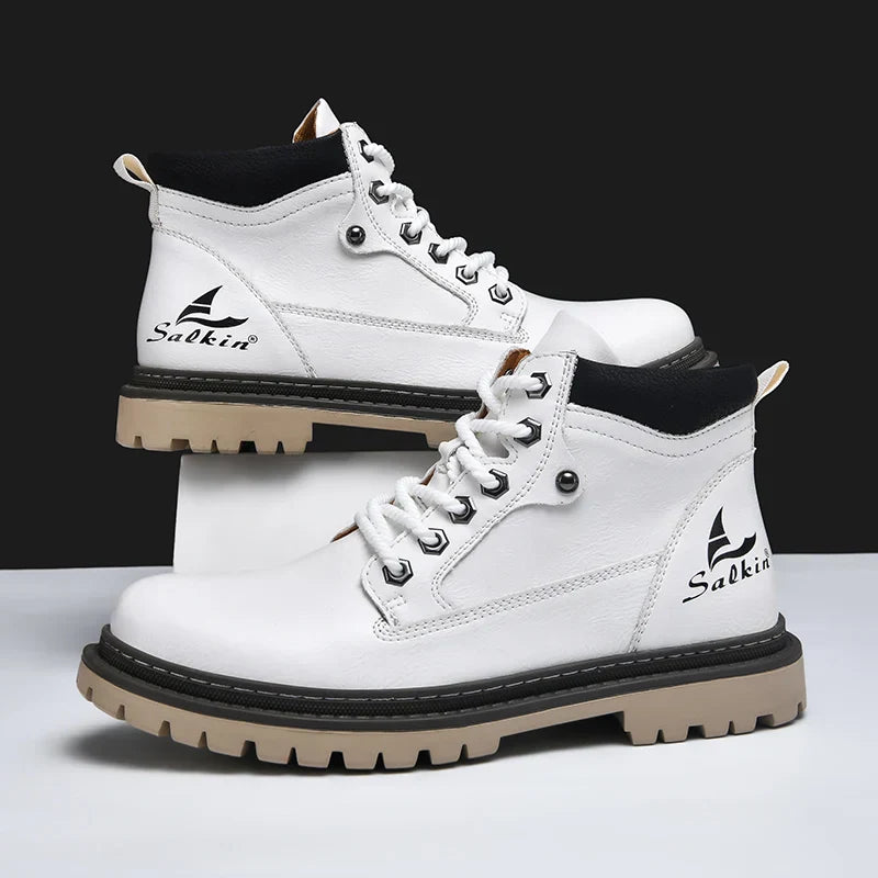 Weiße Herrenstiefel mit schwarzem Logo, robustem Profil und Schnürung. Modische Outdoor-Schuhe, ideal für Herbst und Winter.