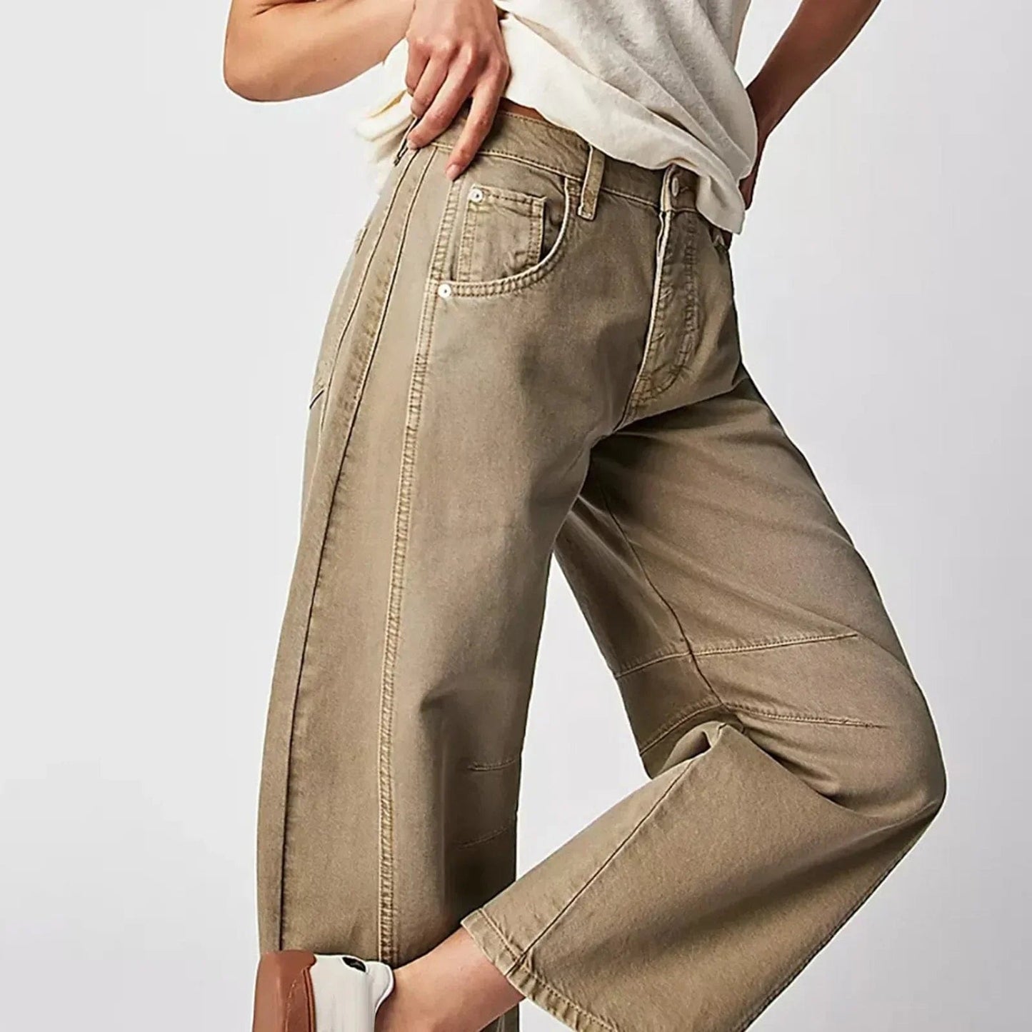 Damenhose in Beige, weites Bein, hoher Bund, lässiger Stil, kombiniert mit weißem T-Shirt. Modetrend 2023, bequeme Freizeitkleidung.
